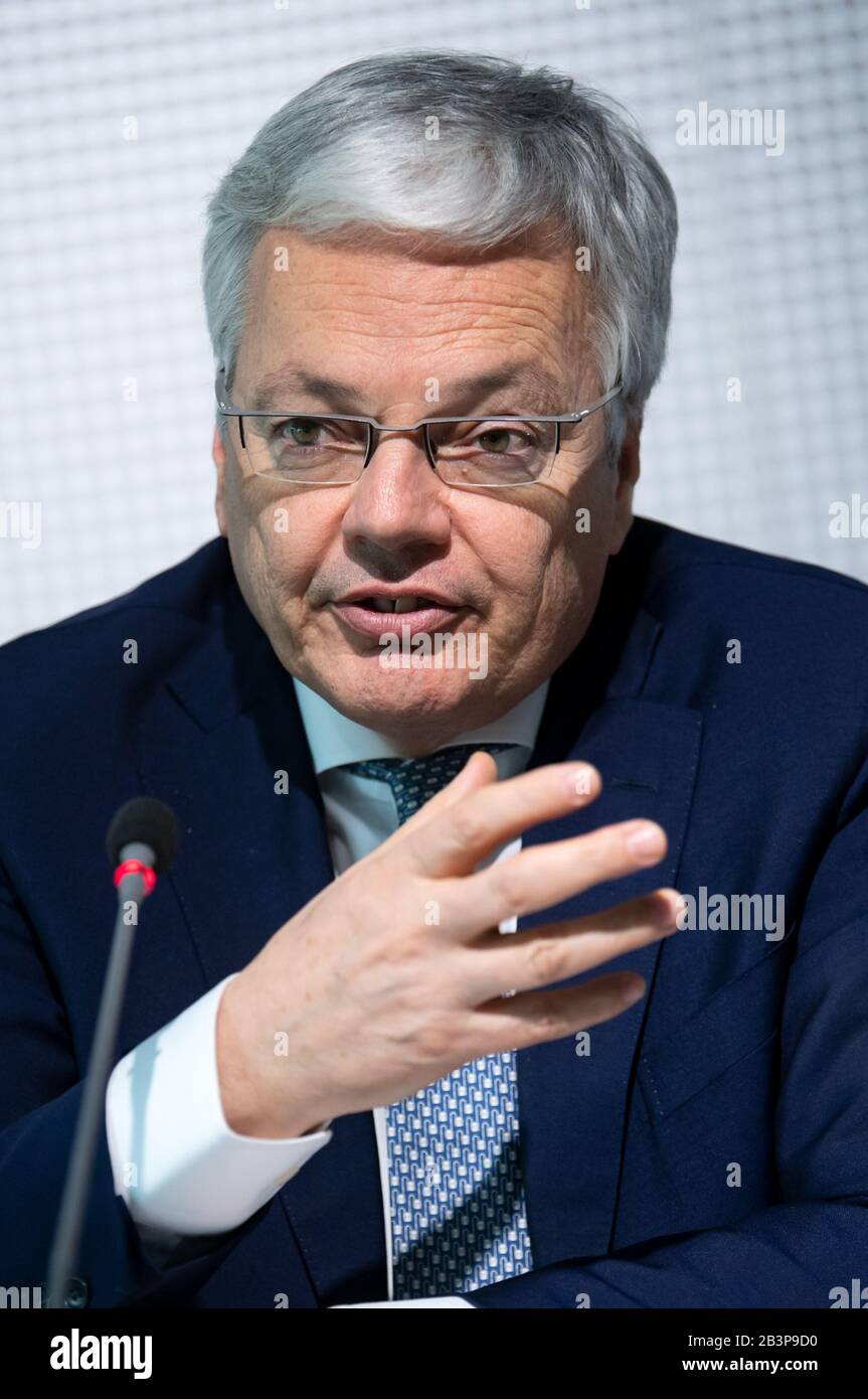 Berlin, Deutschland. März 2020. Didier Reynders, EU-Justizkommissar, spricht auf einer Pressekonferenz über Rechtsstaatlichkeit in der EU, Fremdenfeindlichkeit, Hassrede im Netz, künstliche Intelligenz und Verbraucherrechte. Credit: Bernd von Jutrczenka / dpa / Alamy Live News Stockfoto