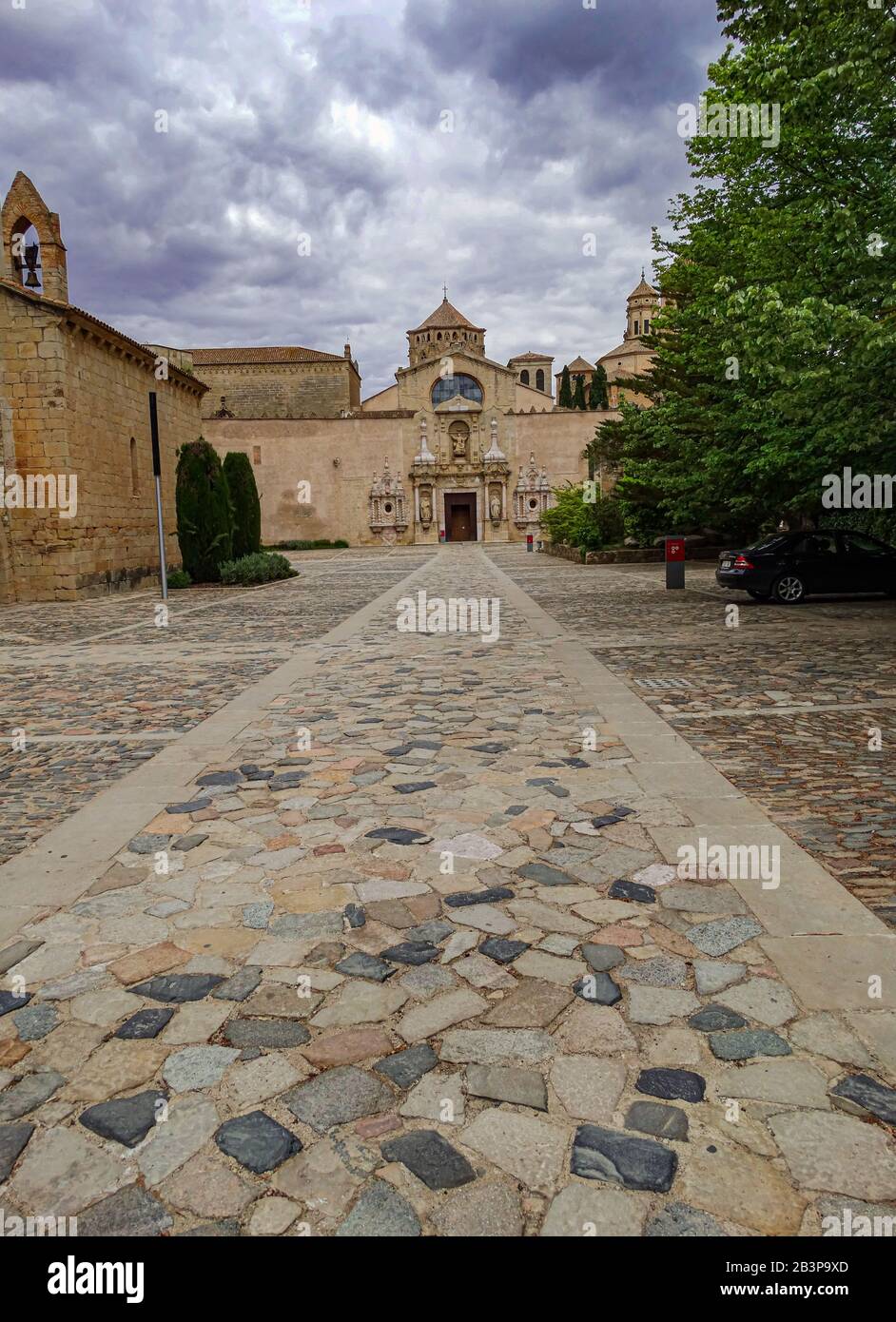 Poblet, Katalonien/Spanien; 24. Mai 2015: Königliche Stift Santa Maria de Poblet Fassade, Vimbodí y Poblet, Tarragona, Katalonien, Spanien Stockfoto