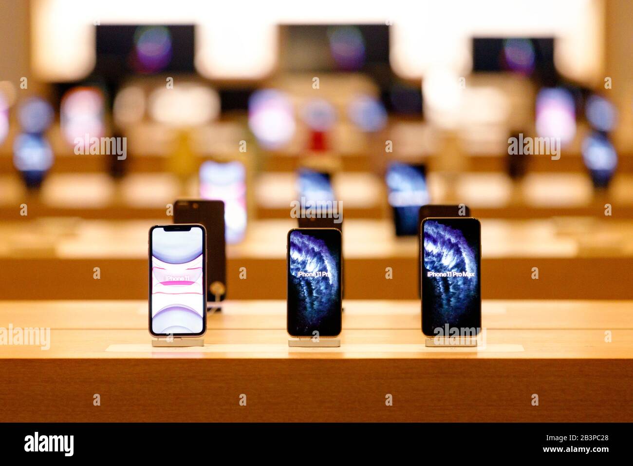 Anzeige im Apple Store in der Mitte, fotografiert durch das Schaufenster. Amsterdam, 4. März 2020. Nutzung weltweit Stockfoto