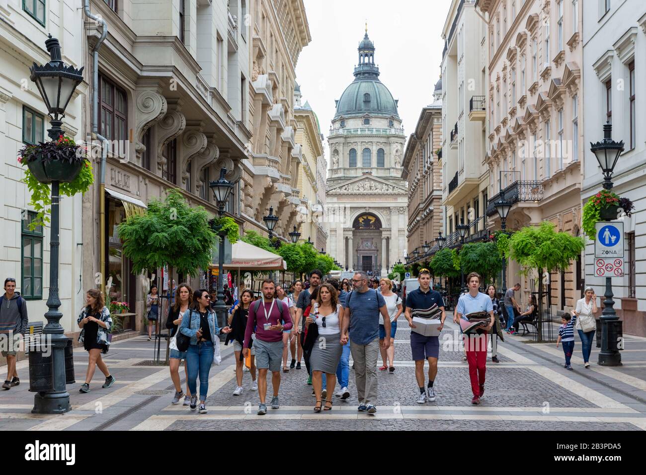 Menschen, die auf der Straße vor der Stephansbasilika spazieren gehen Stockfoto