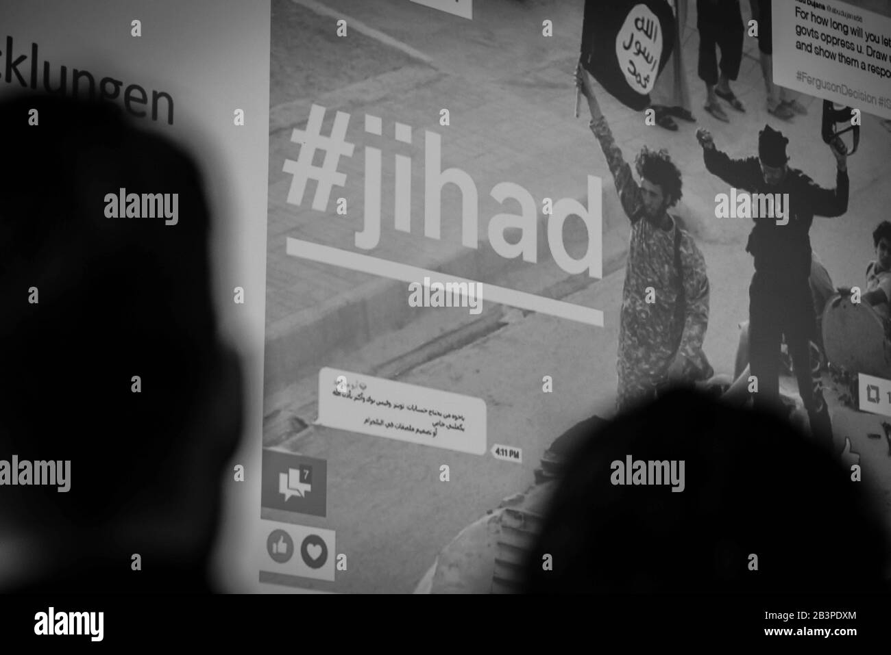München, Bayern, Deutschland. März 2020. Das Wort "Dschihad" wurde während einer Präsentation des Landes Bayern angezeigt. Unter Verwendung des Titels "Antworten auf Salafismus 2.0" (Antworten auf den Salafismus 2.0) erklärten die Bayerischen Netzwerke fÃ¼r PrÃ¤Envention und Deradikalierung gegen Salafismus die Rollen digitaler Medien in der Radikalisierung von Salafisten und präsentierten Präventions- und Deradikalisierungsstrategien. Diskutiert wurden die gemeinsamen Ursprünge moderner islamistischer und rechtsextremistischer/weiß-nationalistischer Internetkampagnen und deren andauernde Gemeinsamkeiten. Bayerischer Innenminister Joachim Herrmann war j. Stockfoto