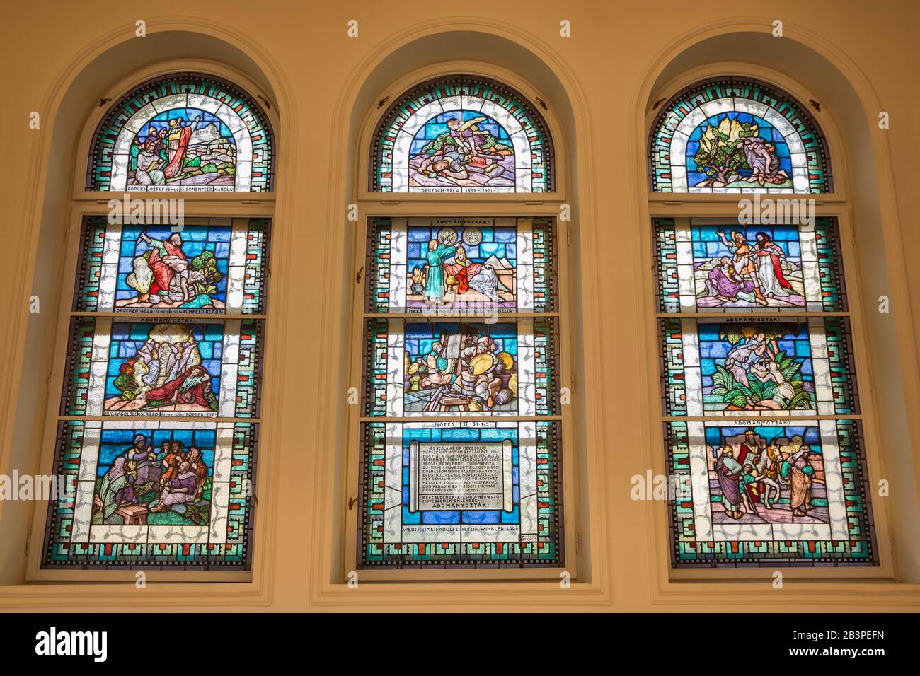 Glasfenster der Großen Synagoge in Budapest, Ungarn. Stockfoto