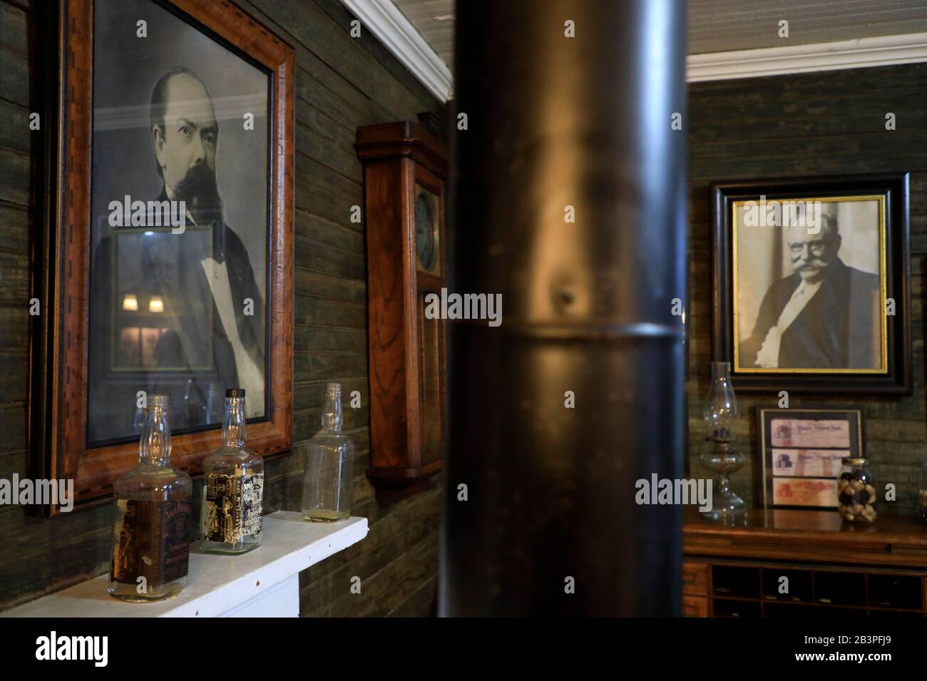 Jack Daniels Porträt an der Wand im ursprünglichen Büro von Jack Daniel in Jack Daniel's Distillery.Lynchburg.Tennessee.USA Stockfoto