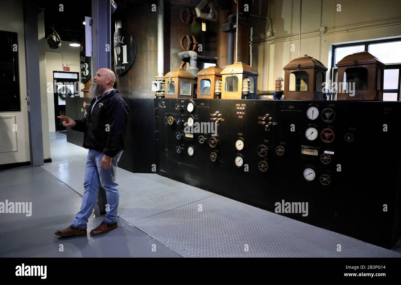 Männlicher Reiseleiter einer Führung in der Jack Daniel Distillery.Lynchburg.Tennessee.USA Stockfoto