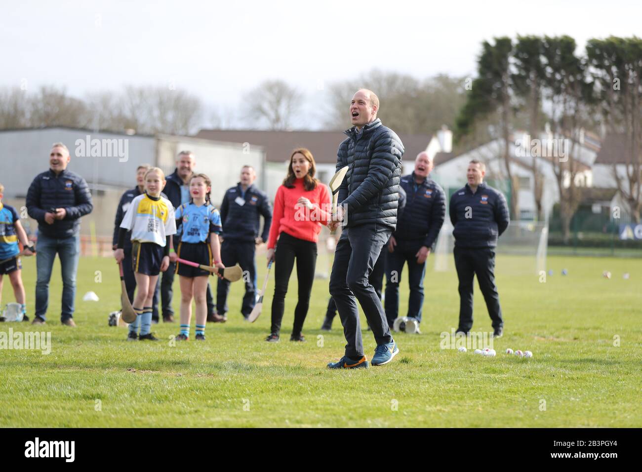 Der Herzog und die Herzogin von Cambridge versuchen während eines Besuchs im Salthill Knocknacarra GAA Club in Galway, mehr über den traditionellen Sport während des dritten Tages ihres Besuches in der Republik Irland zu erfahren. Stockfoto