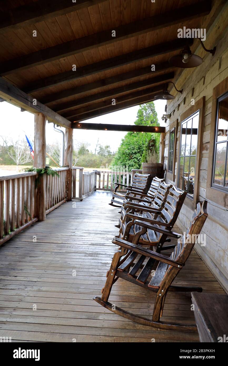 Schaukelstühle auf der Veranda des historischen Blockhauses enthalten Geschenkeladen und Verkostungsraum der Leipziger Fork Distillery.Franklin.Tennessee.USA Stockfoto