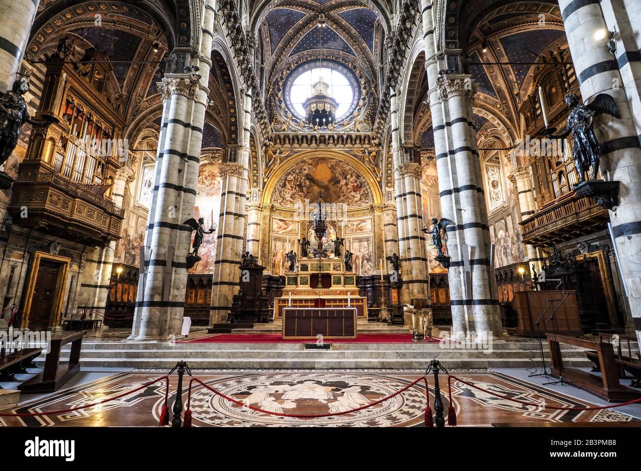 Hauptaltar aus dem Inneren des Doms von Siena mit tagsüber ohne Besucher Stockfoto