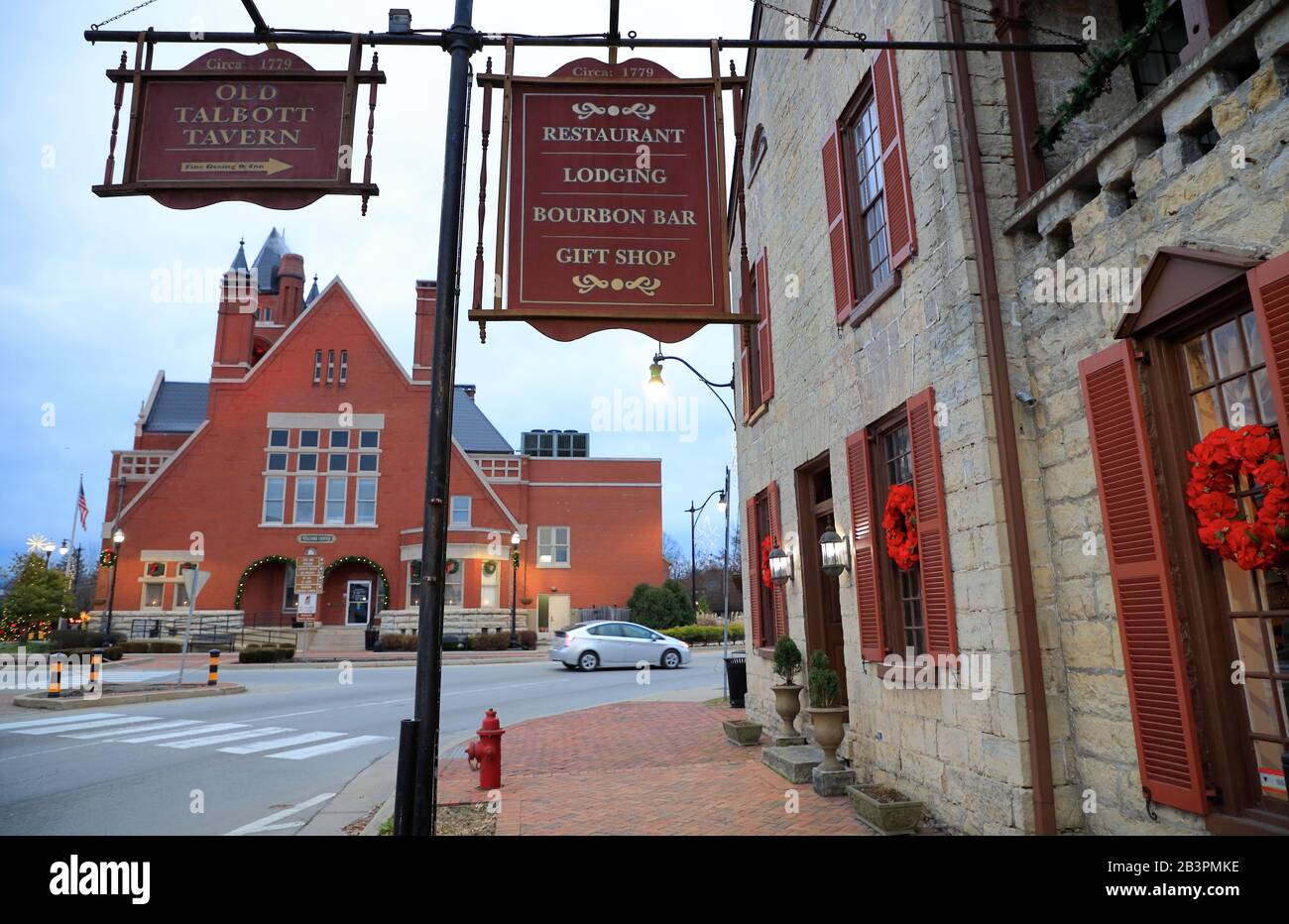 Außenansicht der Old Talbott Tavern mit Wegweiser und Old Court House im Hintergrund.Bardstown.Kentucky.USA Stockfoto