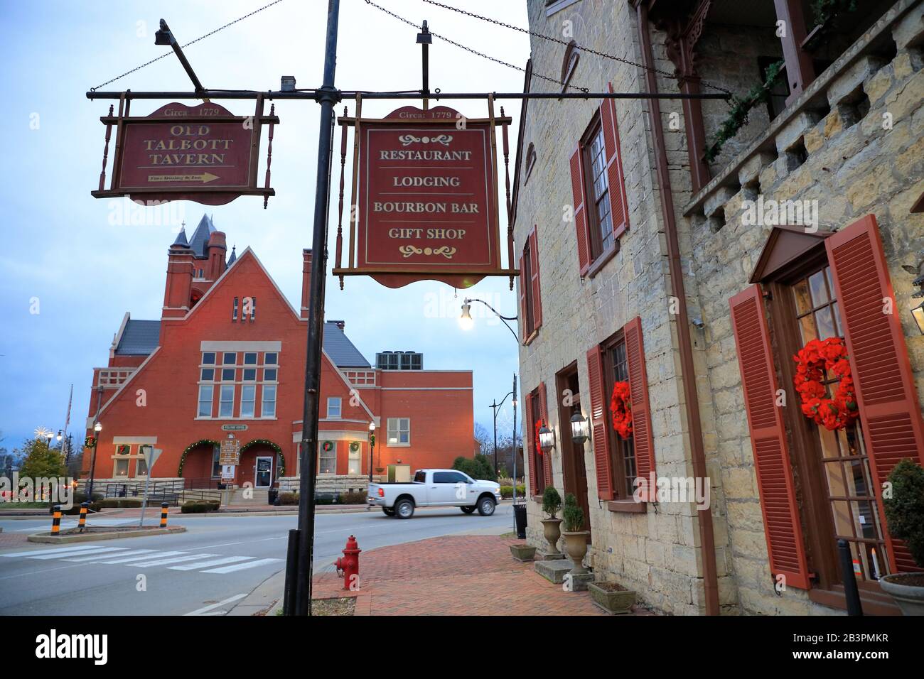 Außenansicht der Old Talbott Tavern mit Wegweiser und Old Court House im Hintergrund.Bardstown.Kentucky.USA Stockfoto