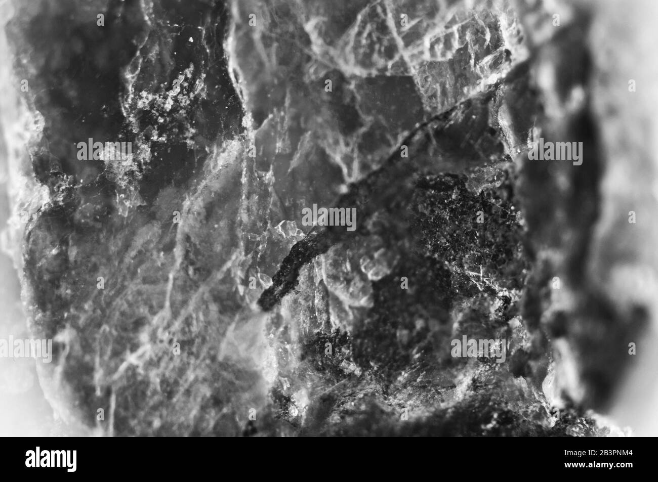 Nugget. Makro. Wunderschöner, abstrakter Hintergrund. Schwarz-weiß Stockfoto