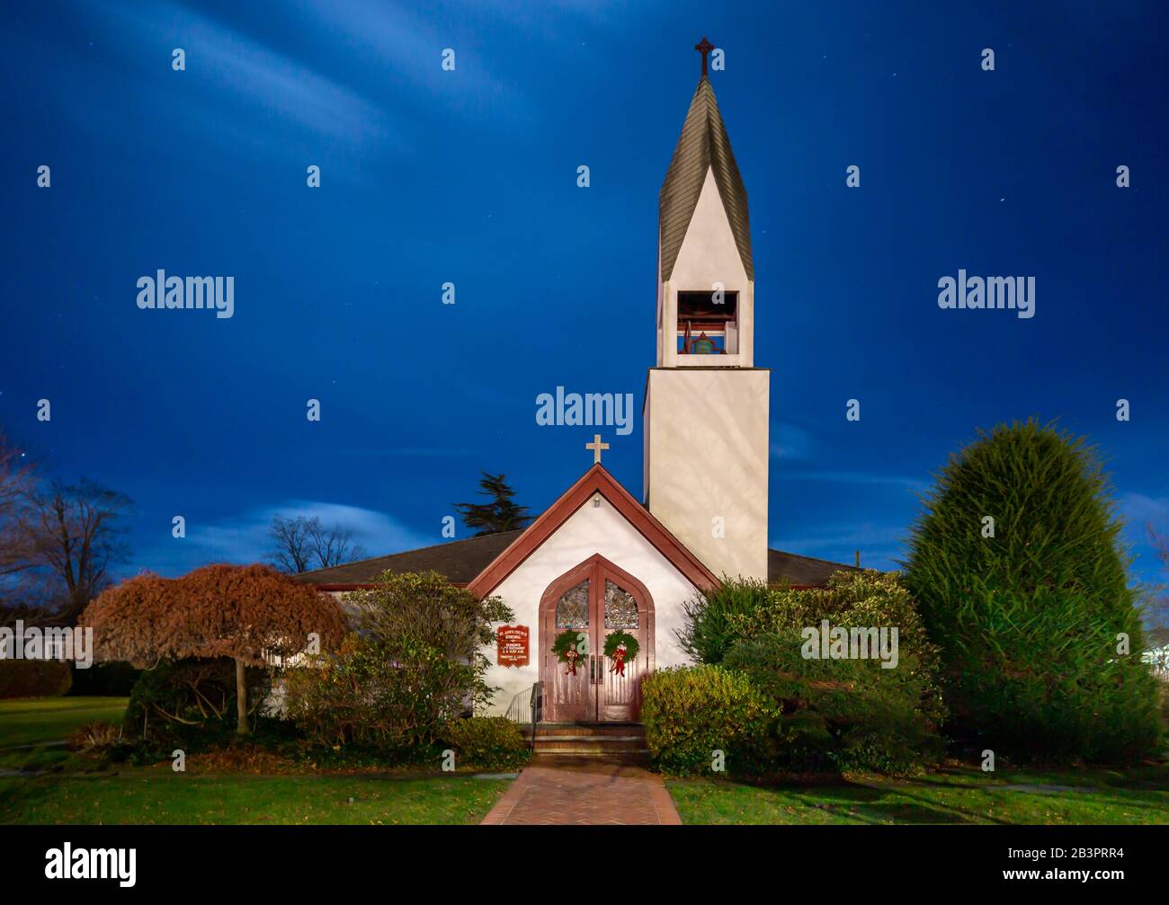 ST Ann's Episcopal Church in der Nacht in Bridgehampton, NY Stockfoto