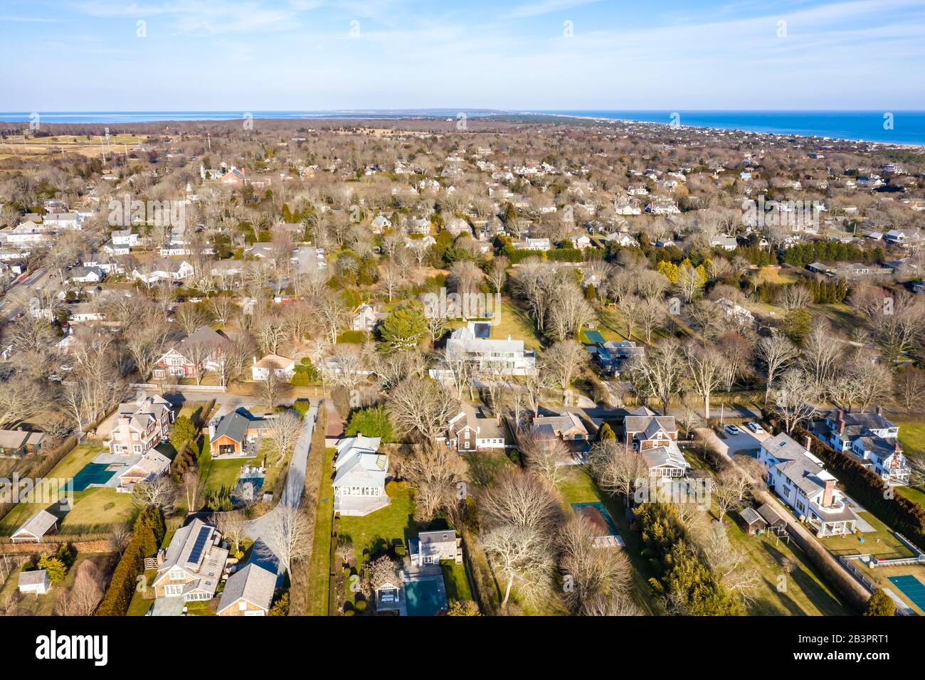 Drohnenbild, das östlich des Hauses in Amagansett, NY blickt Stockfoto