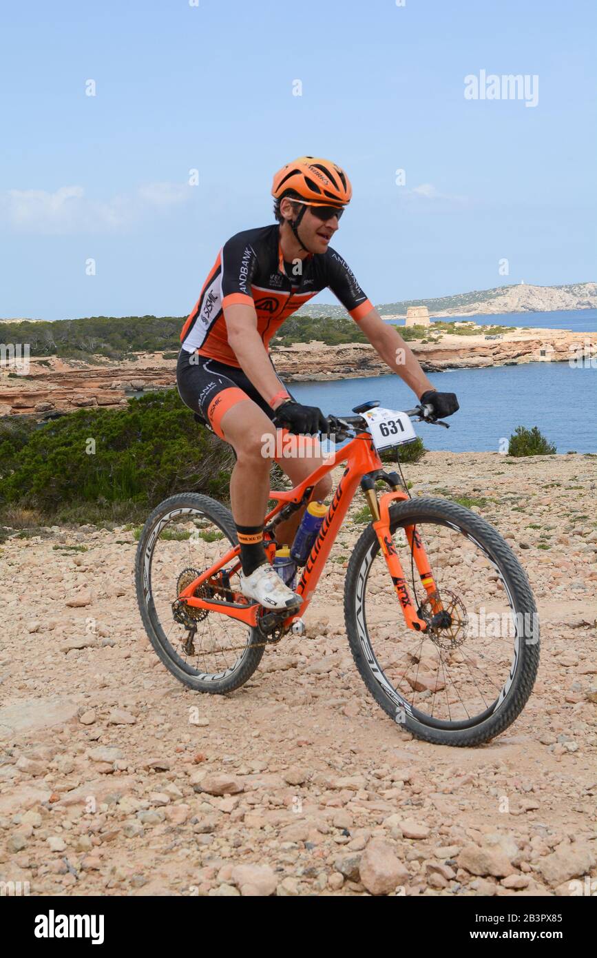 Cala Tarida, Ibiza, Balearen, Spanien: 2017 abril 17: Radfahrer in DER VUELTA IBIZA BTT 2017 auf Ibiza, Andorra. Amateurrennen auf Ibiza. Stockfoto