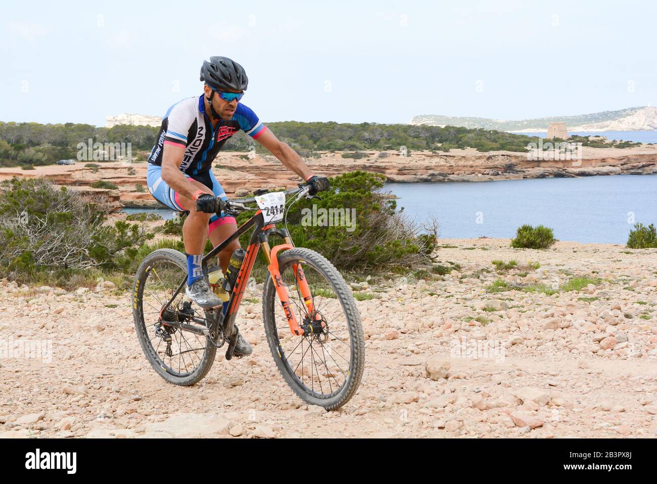 Cala Tarida, Ibiza, Balearen, Spanien: 2017 abril 17: Radfahrer in DER VUELTA IBIZA BTT 2017 auf Ibiza, Andorra. Amateurrennen auf Ibiza. Stockfoto