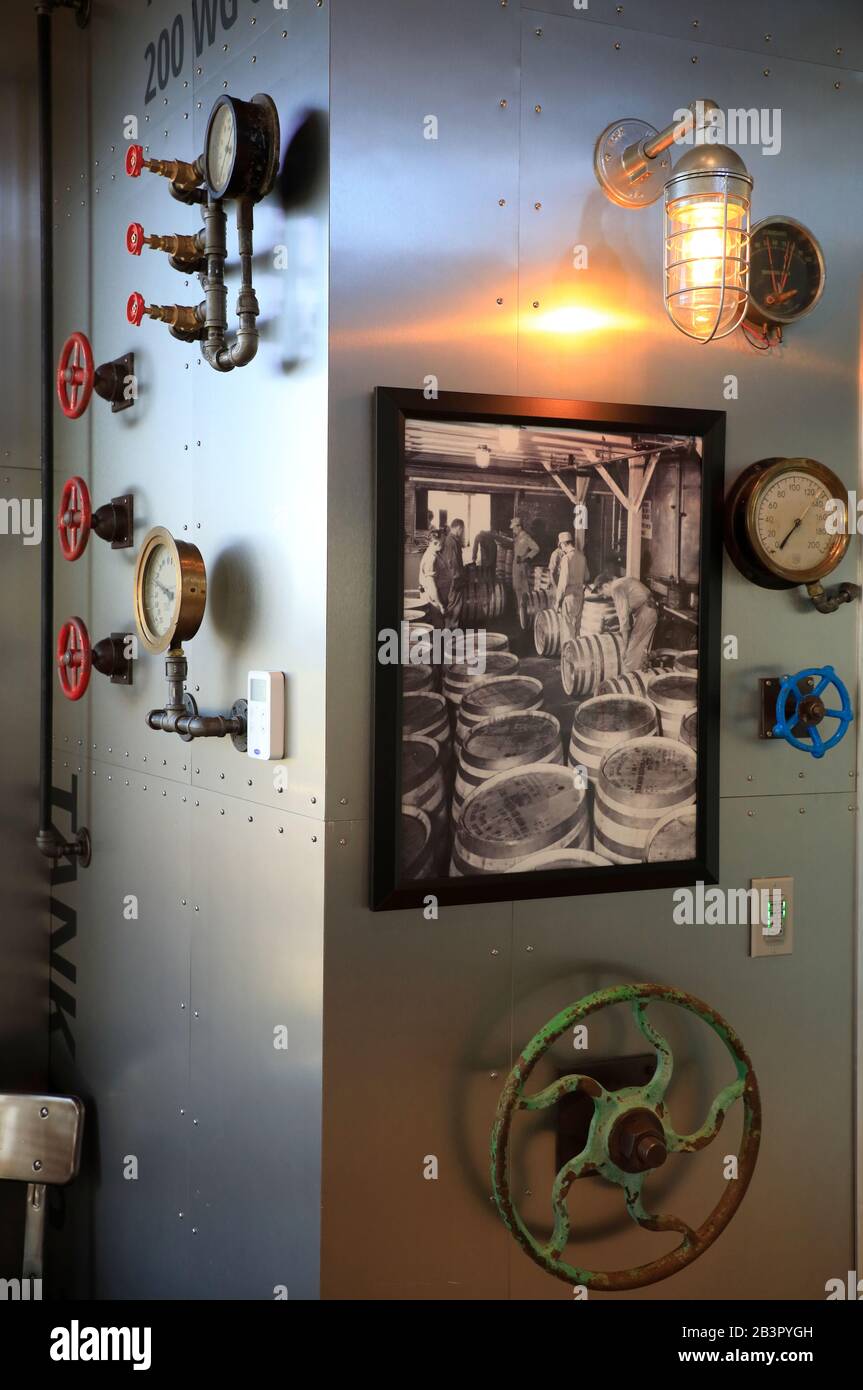 Historische Fotografie von Heaven Hill Distillery mit alten Ventilen und Metern geschmückt die Wand der Verkostung Zentrum in Bourbon Heritage Centre.Heaven Hill Distillery.Bardstown.Kentucky.USA Stockfoto