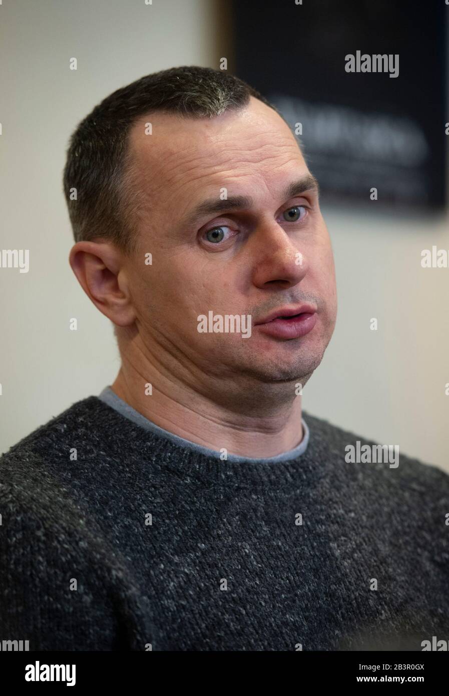 Oleg Sentsov, ukrainischer Filmregisseur, ehemaliger politischer Häftling und Inhaber des Sacharow-Preises aus dem Jahr 2018, trifft sich am 4. März 2020 in Prag, Tschechien, mit Journalisten. (CTK Foto/Katerina Sulova) Stockfoto