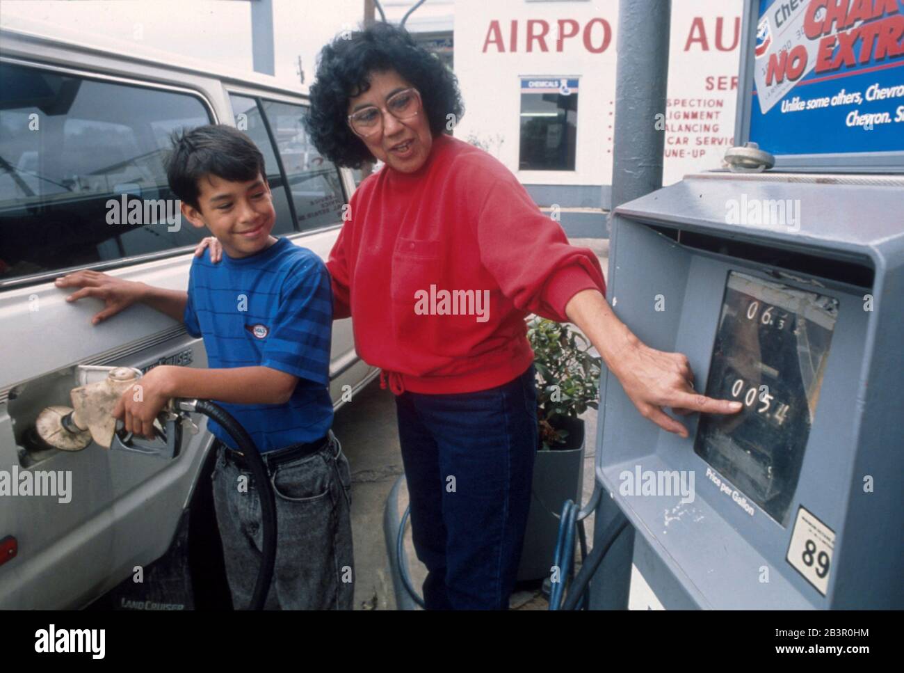 Austin, Texas USA, 1989: Frau und Sohn füllen 1983 Land Cruiser mit Gas. © Bob Daemmrich Stockfoto