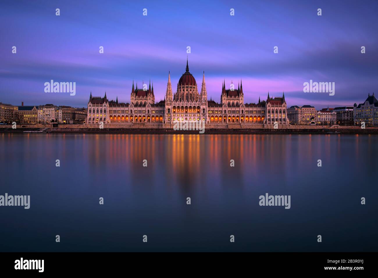 Ungarische Parlamentsgebäude in Budapest bei Sonnenuntergang mit Donau-Fluss Stockfoto