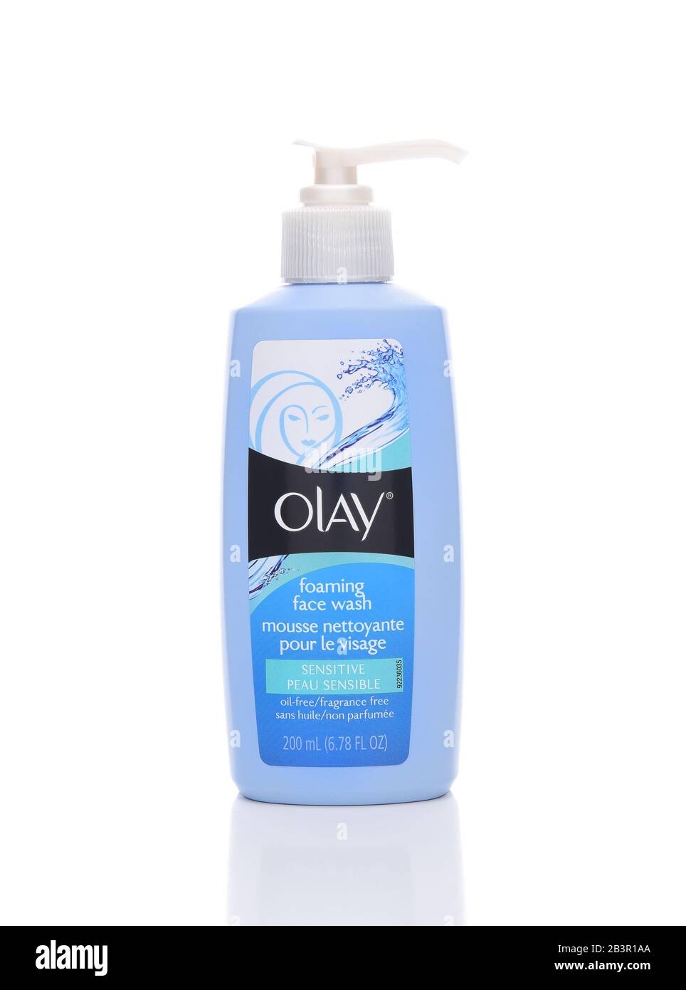 Irvine, KALIFORNIEN - 22. JANUAR 2017: Olay Foaming Face Wash. Olay produziert eine Reihe hypoallergener Reinigungsmittel und Cremes für alle Hautpflegebedürfnisse. Stockfoto