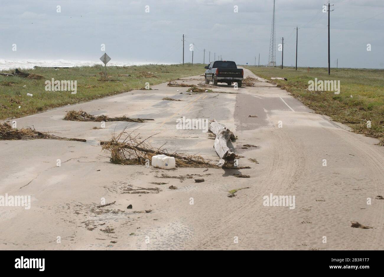 Surfside Beach Texas USA, 23. September 2005: Starke Winde wehen in dieser Strandgemeinde vor dem Landfall des Orkans Rita am folgenden Tag über die Straße hinweg Schutt. Viele Bewohner haben bereits aus dem tief gelegenen Küstengebiet evakuiert. ©Bob Daemmrich Stockfoto