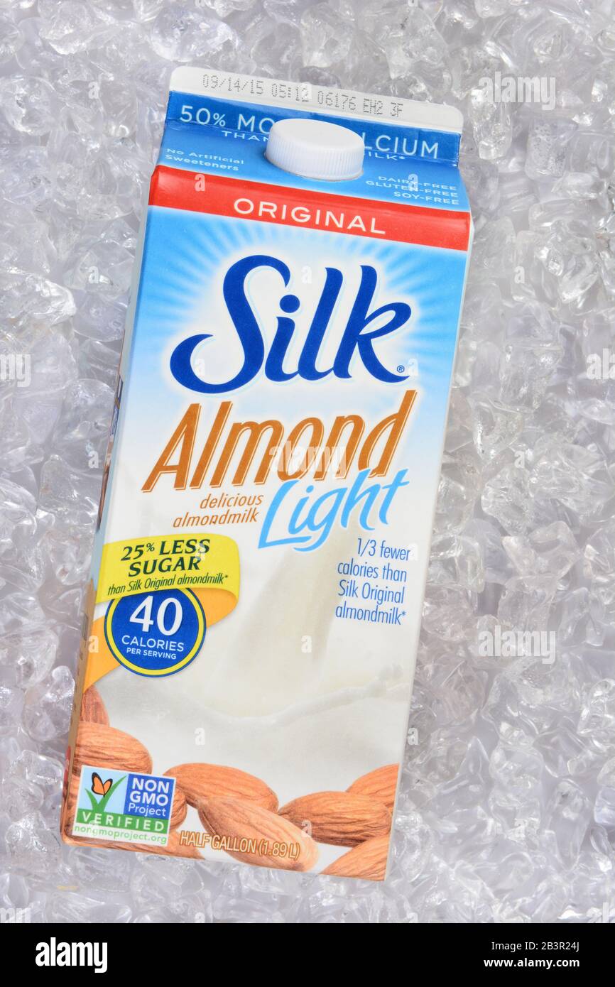 Irvine, CA - 23. JULI 2015: Ein Karton mit Seidenmandellicht auf einem Eisbett. Seide produziert eine Reihe von Milchgetränken, die milchfrei sind. Stockfoto