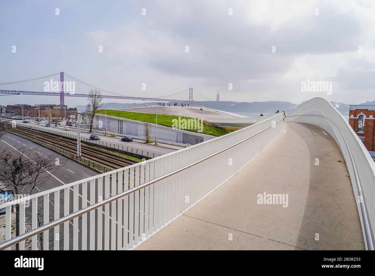 Fußgängerbrücke zum MAAT Museum of Art, Architecture and Technology in Lissabon, entworfen von der britischen Architektin Amanda Levete Stockfoto