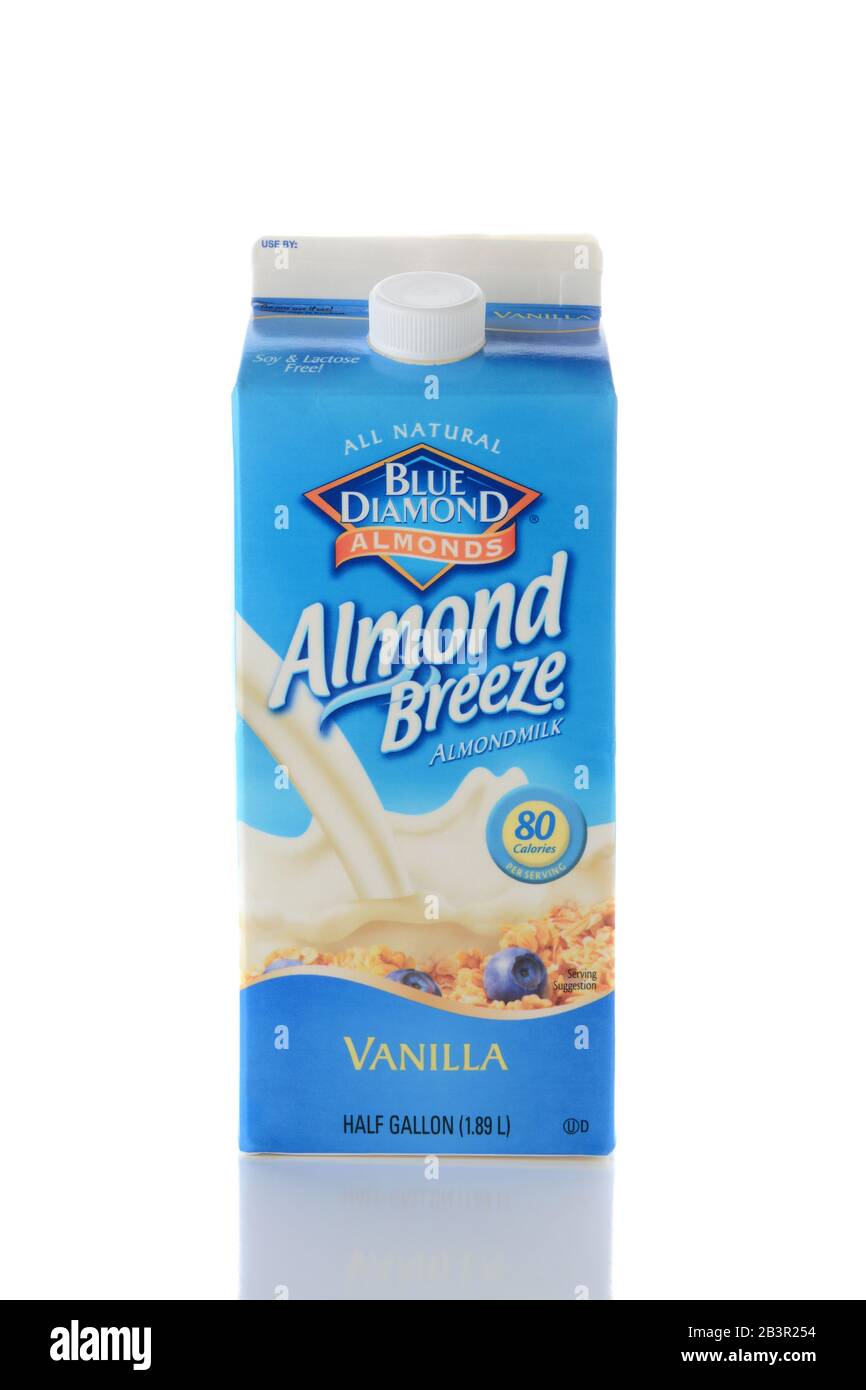 Irvine, CA - 2. JUNI 2015: Nahaufnahme eines Kartons von Blue Diamond Almond Breeze Mandelmilch. Mandelbrise ist frei von Milchprodukten, Soja, Lactose, Cholesterin, g Stockfoto
