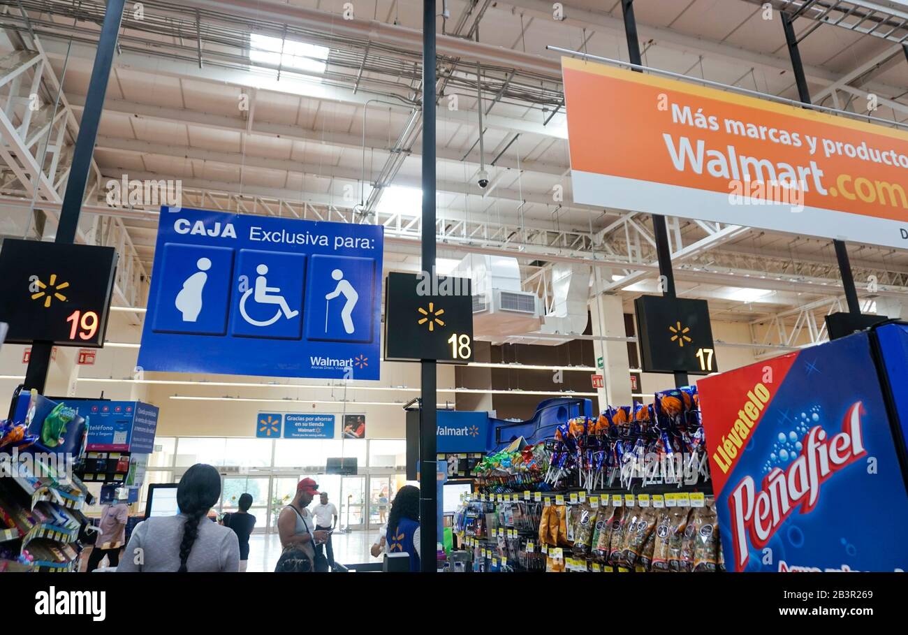 Behinderten, Schwangerschaften, Vorlieben älterer Menschen am Checkout Line, Walmart, Acapulco, Mexiko Stockfoto