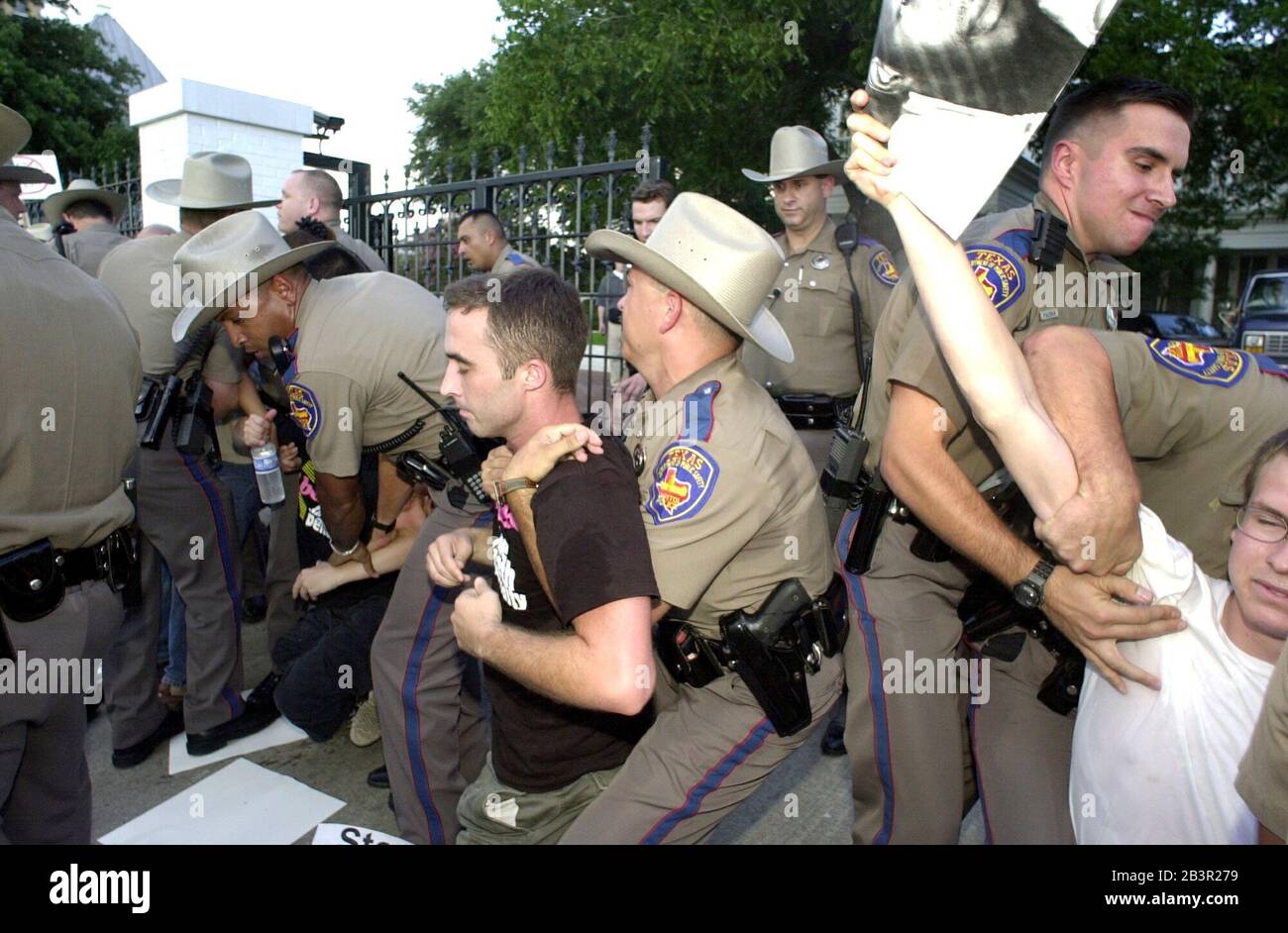 Austin, Texas, USA, 19 2000. Juni: Demonstranten gegen die Todesstrafe werden von Beamten des texanischen Büros für öffentliche Sicherheit vor dem Landgut des Gouverneurs gewaltsam verhaftet, nachdem sie den hinteren Eingang zur Regierungsbehörde blockiert haben. Die Residenz von George W. Bush. Etwa 20 Personen wurden nach einer angespannten Pattsituation entfernt. ©Bob Daemmrich Stockfoto