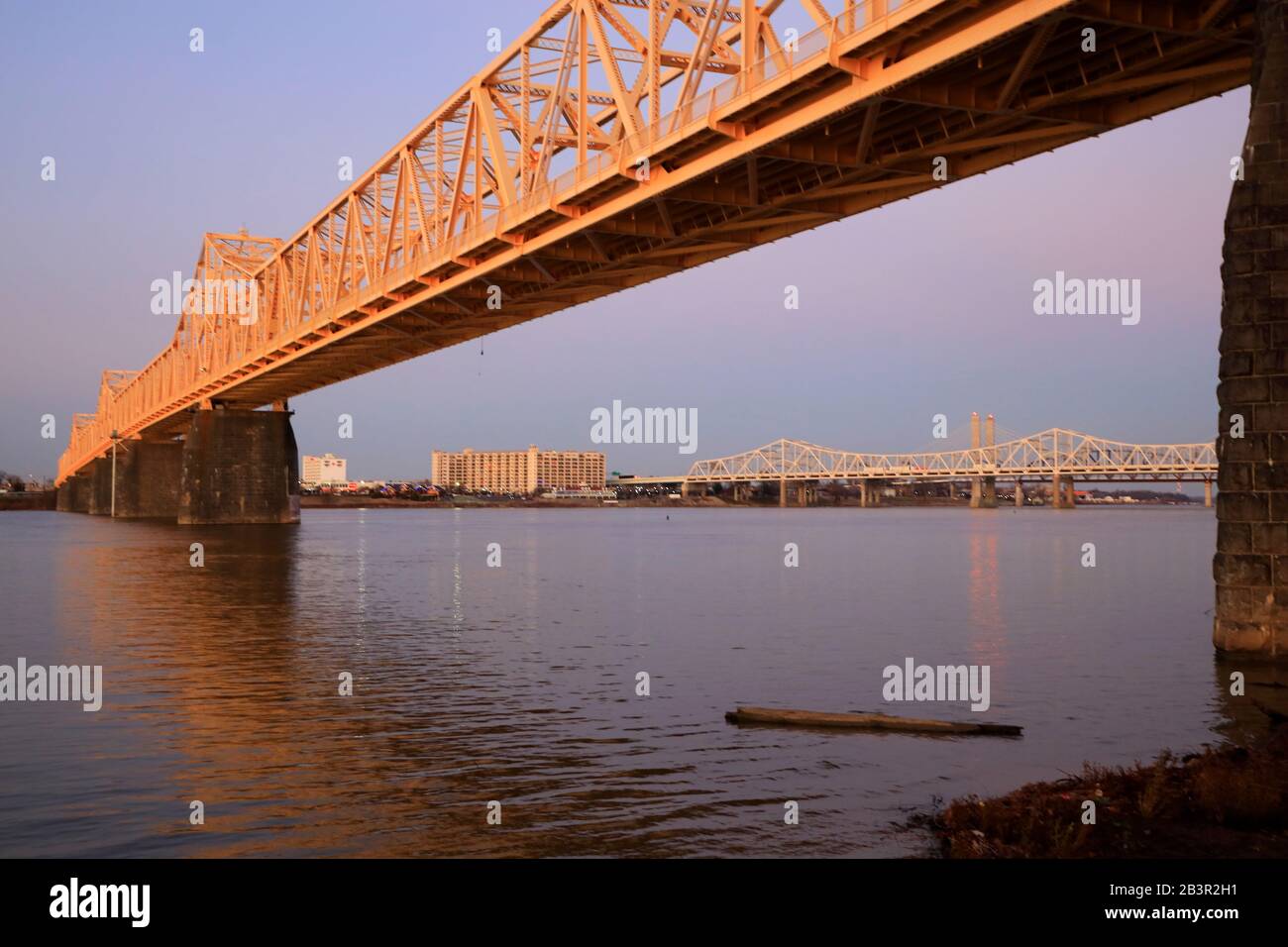 George Rogers Clark Memorial Bridge über Ohio River in der Abenddämmerung.Louisville.Kentucky.USA Stockfoto