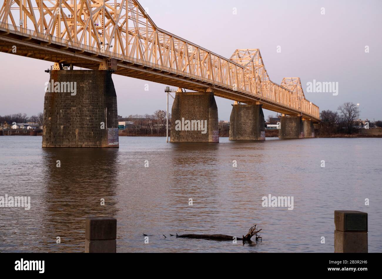 George Rogers Clark Memorial Bridge über Ohio River in der Abenddämmerung.Louisville.Kentucky.USA Stockfoto