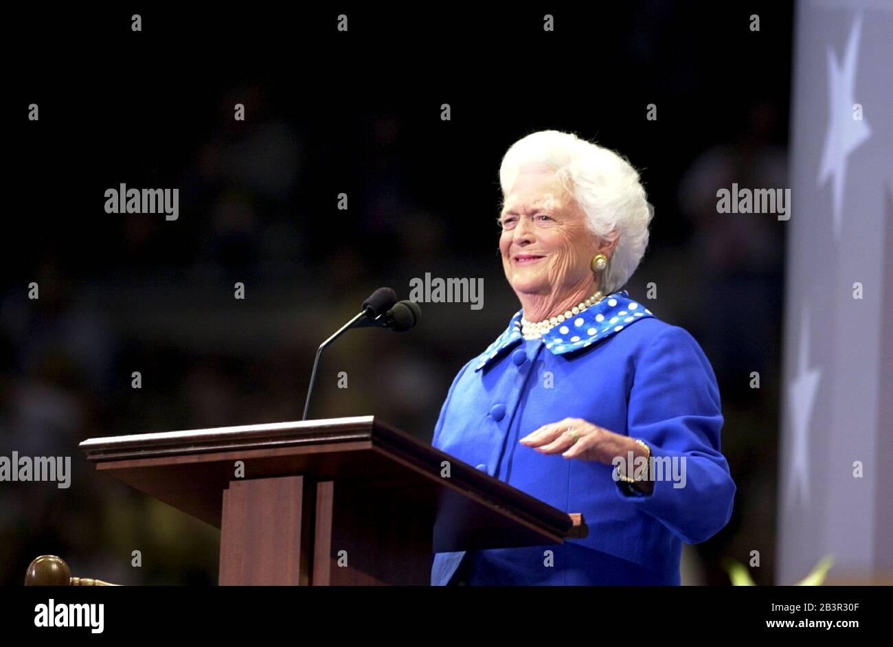 Philadelphia, Pennsylvania, USA, 01.AUG2000: Die ehemalige First Lady Barbara Bush, Mutter des republikanischen Präsidentschaftskandidaten George W. Bush, spricht mit Delegierten des Republikanischen Nationalkonvents. ©Bob Daemmrich Stockfoto