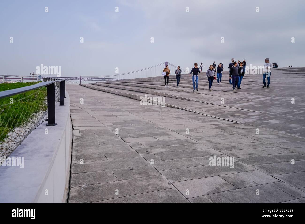 Das Dach des MAAT Museum of Art, Architecture and Technology in Lissabon wurde von der britischen Architektin Amanda Levete entworfen Stockfoto