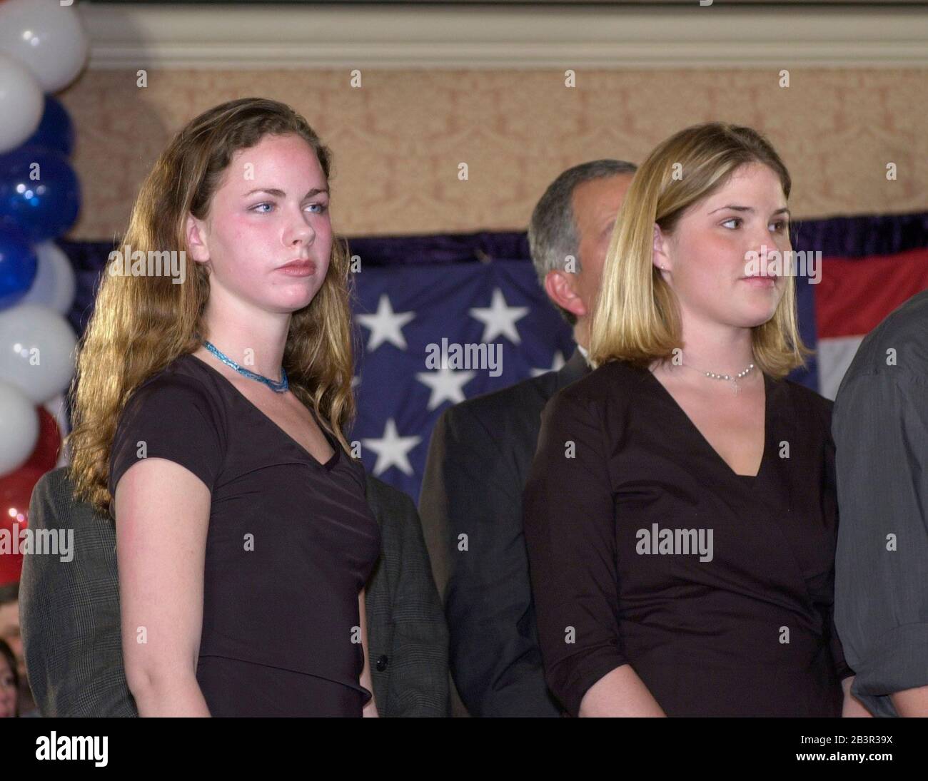 Austin Texas USA, 07MAR2000: Präsidentschaftskandidat der Republikaner und Gouverneur von Texas. George W. Bushs Zwillingstöchter Barbara (links) und Jenna im Teenageralter stehen bei einer Siegerkundgebung am Super Tuesday auf der Bühne. ©Bob Daemmrich Stockfoto