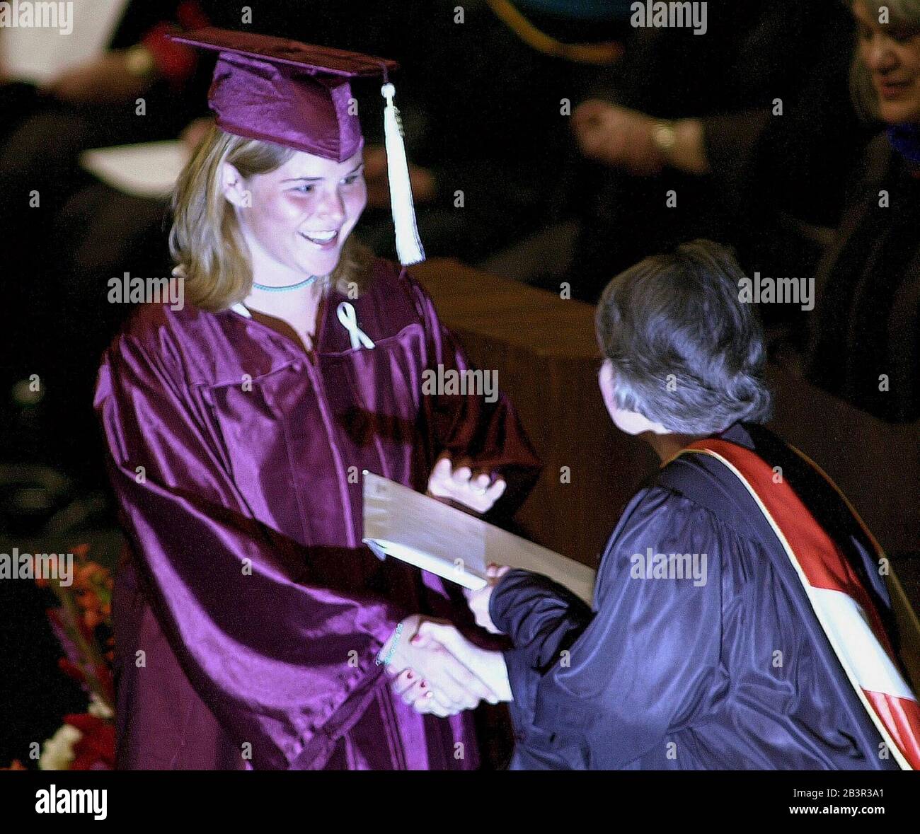 Austin, Texas, USA, 25. Mai 2000: Jenna Bush, Tochter des Texas Gov. George W. Bush erhält am Donnerstagabend bei der Abschlussfeier der Austin High School ihr Diplom von der Schulpräsidentin Kathy Rider in Austin. Jenna und ihre Zwillingsschwester Barbara werden im Herbst das College besuchen. © Bob Daemmrich Stockfoto