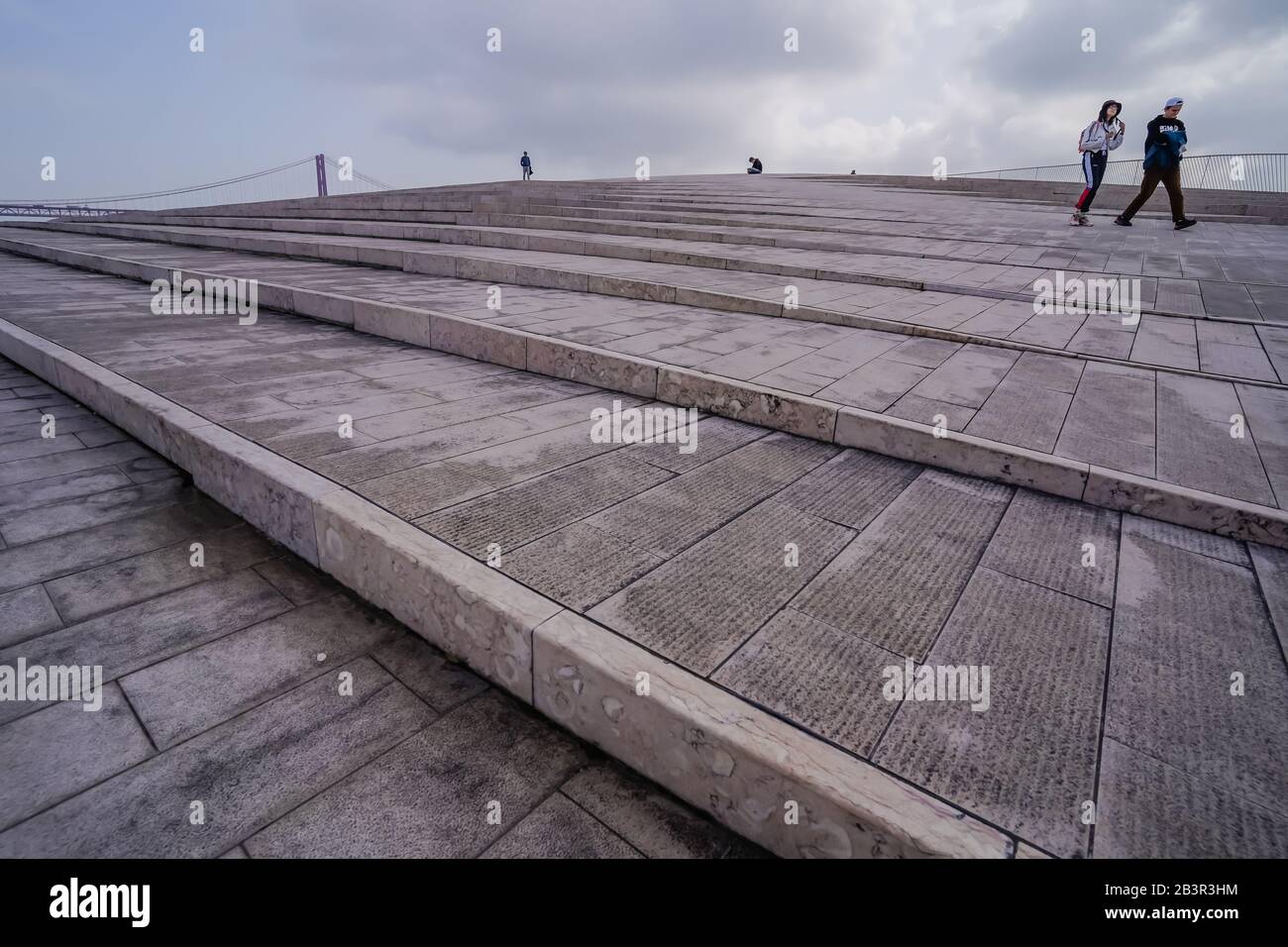 Das Dach des MAAT Museum of Art, Architecture and Technology in Lissabon wurde von der britischen Architektin Amanda Levete entworfen Stockfoto
