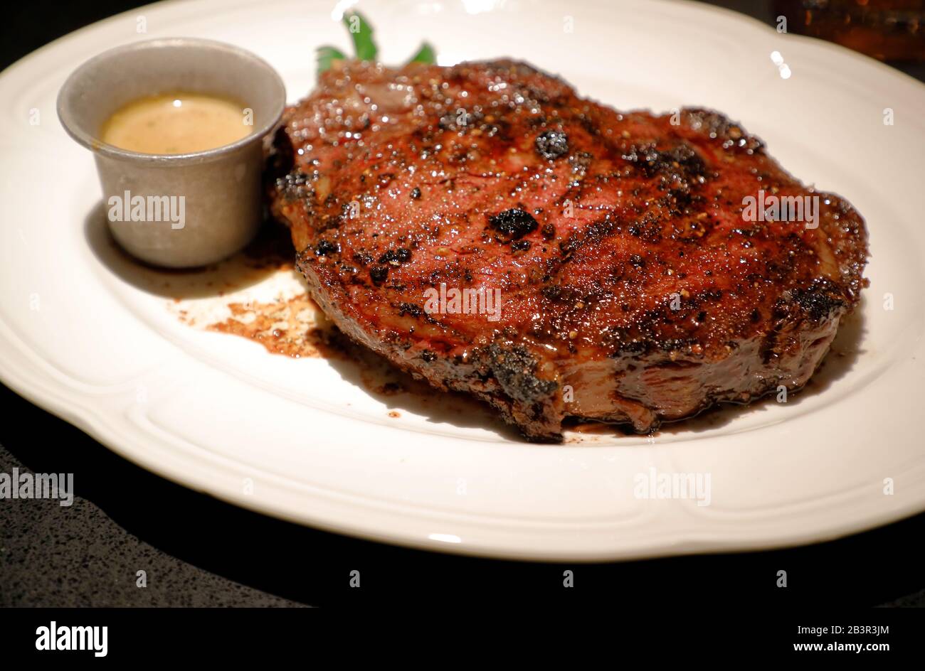 Eichenholz gegrilltes Ribeye Steak serviert in repeal Oak-Fired Steakhouse.Whiskey Row.Louisville.Kentucky.USA Stockfoto