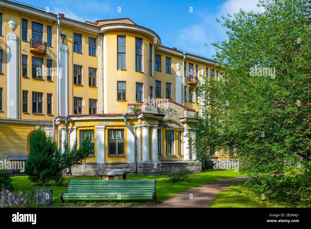 Sankt Petersburg, Gebäude des Herbariums und der Bibliothek des Botanischen Gartens der Russischen Akademie der Wissenschaften, ein schöner Sonnentag Stockfoto