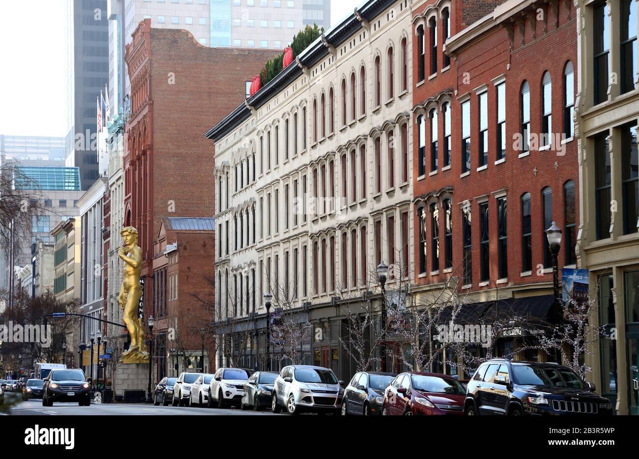 Die goldene Statue von David außerhalb des 21c Museum Hotel von Serkan Ozkaya auf West Main Street.Louisville.Kentucky.USA Stockfoto
