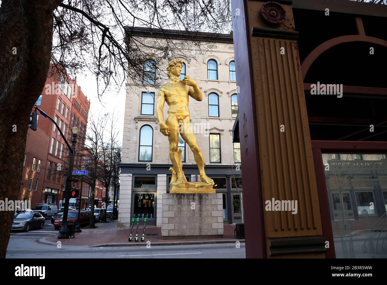 Die goldene Statue von David außerhalb des 21c Museum Hotel von Serkan Ozkaya auf West Main Street.Louisville.Kentucky.USA Stockfoto