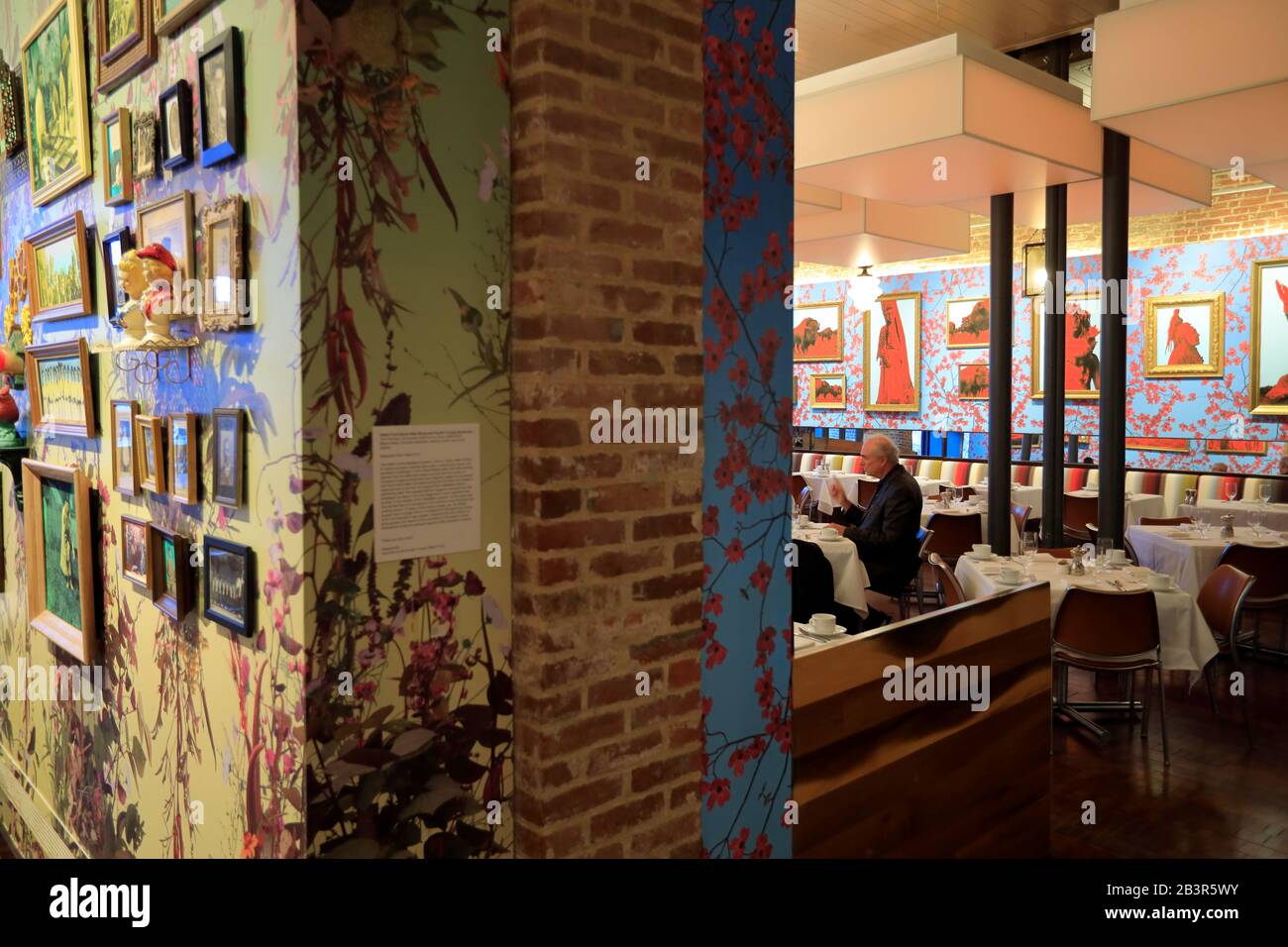 Innenansicht von Proof on Main das Restaurant mit zeitgenössischen Kunstwerken dekoriert im 21C Museum Hotel.Louisville.Kentucky.USA Stockfoto