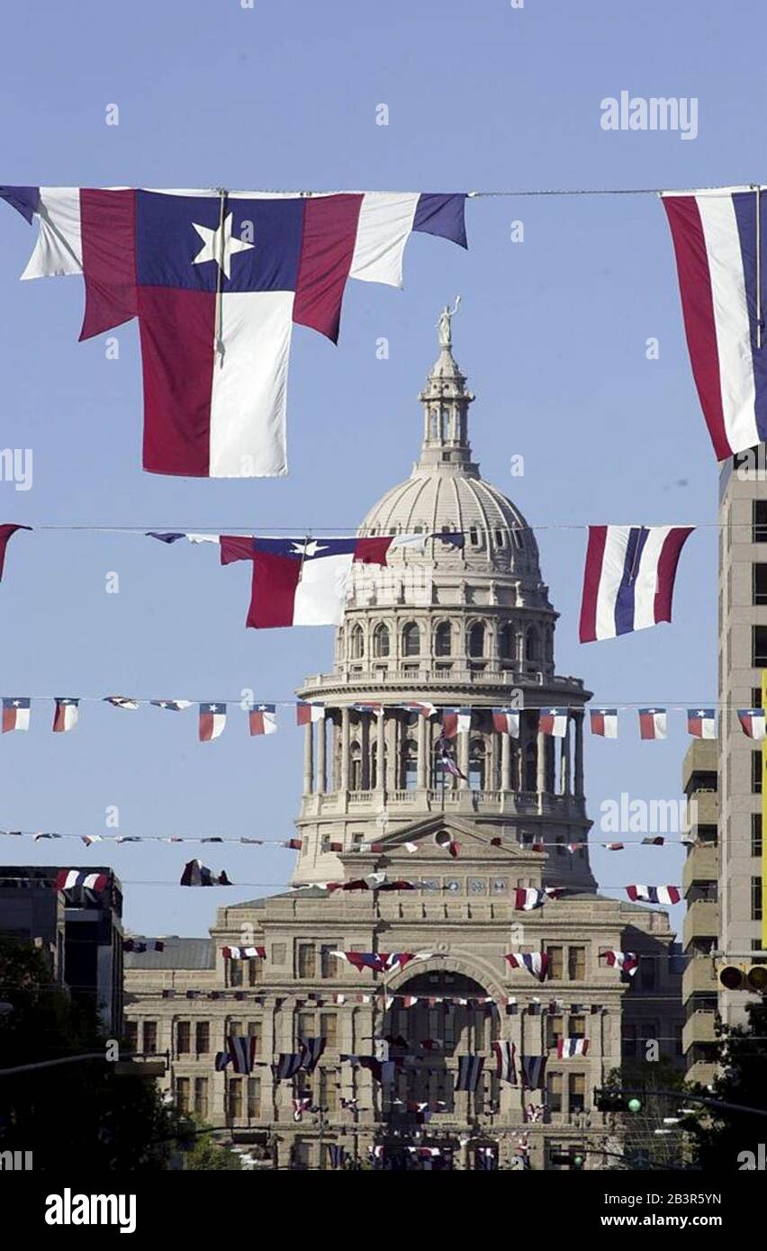 Austin, Texas, USA, 02.März 00: Das State Capito-Gebäude wird von Lone Star-Flaggen und Transparenten umrahmt, die über der Congress Avenue fliegen, um die Unabhängigkeitserklärung von Texas von Mexiko im Jahr 1836 zu feiern. ©Bob Daemmrich Stockfoto