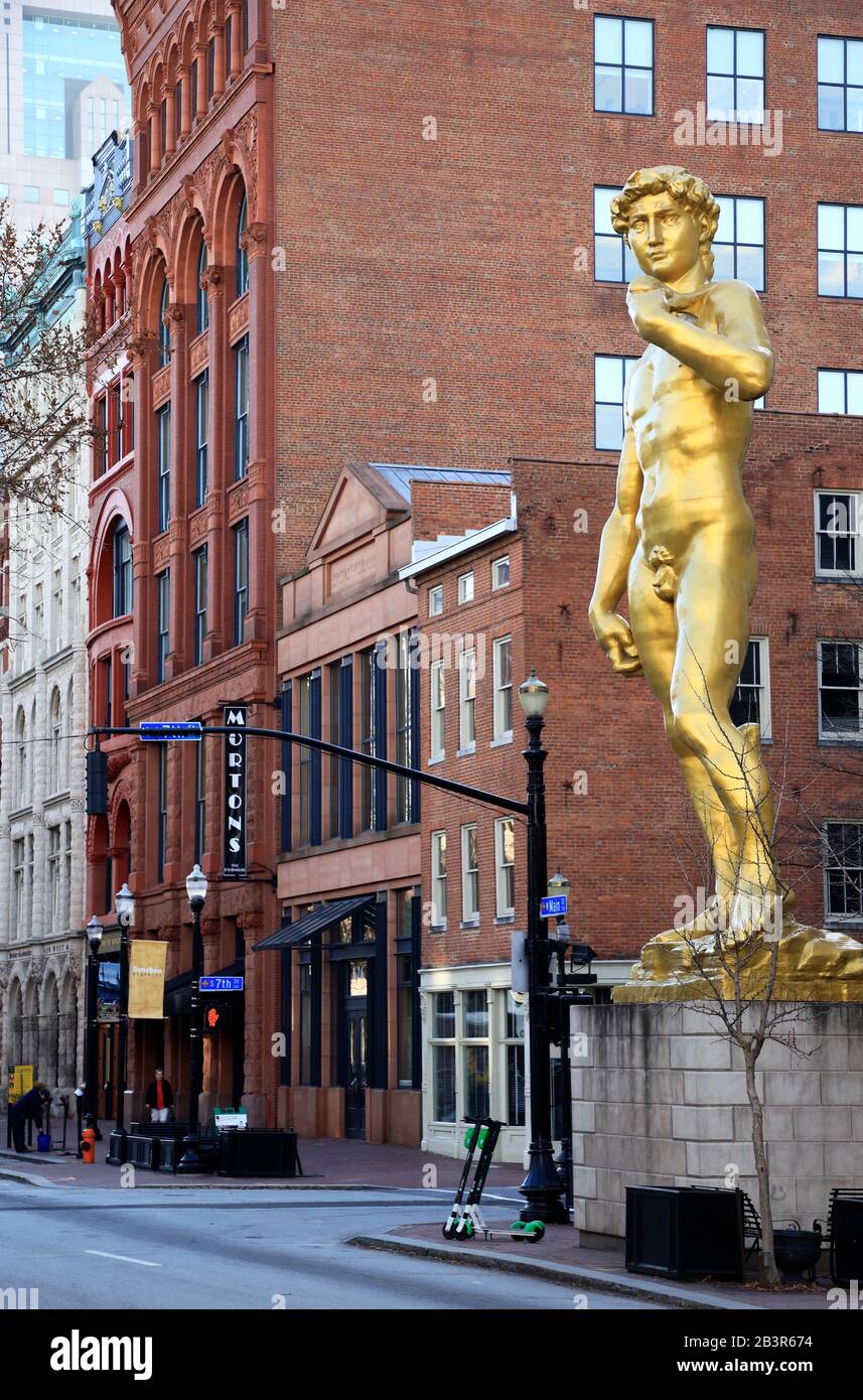 Die goldene Statue von David außerhalb des 21c Museum Hotel von Serkan Ozkaya auf West Main Street.Louisville.Kentucky.USA Stockfoto