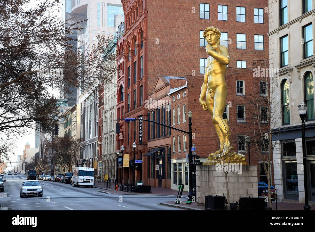 Die goldene Statue von David außerhalb des 21c Museum Hotel von Serkan Ozkaya auf West Main Street.Louisville.Kentucky.USA Stockfoto