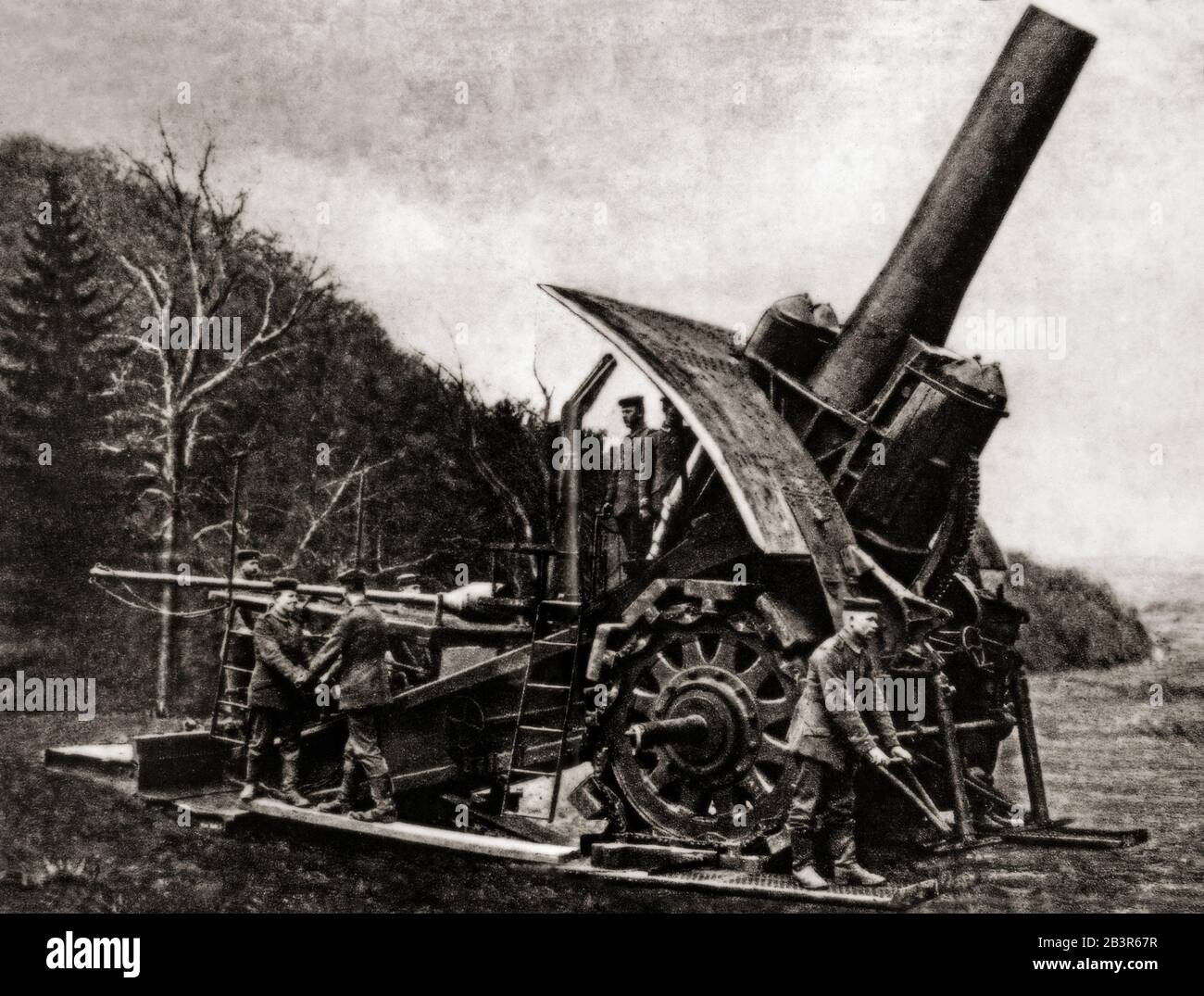 Ein 42-cm-Minenwerfer-Gerät (M-Gerät), im Volksmund bekannt unter dem Spitznamen Big Bertha, war ein deutscher Belagerungshowitzer, der von der Firma ThyssenKrupp AG gebaut und von 1914 bis 1918 von der Kaiserlich Deutschen Armee gefielte wurde. Es war eines der größten jemals gefiederten Artillerie-Stücke. Es wurde zuerst im Jahre 1911 entworfen und als der erste Weltkrieg ausbrach, wurden die beiden verfügbaren M-Gerät-Geschütze, noch Prototypen, nach Liège geschickt und Forts Pontisse und Loncin zerstört. Deutsche Soldaten verliehen der Waffe den Spitznamen "Big Bertha", den die Alliierten als Spitznamen für alle superschweren deutschen Artillerie verwendeten Stockfoto