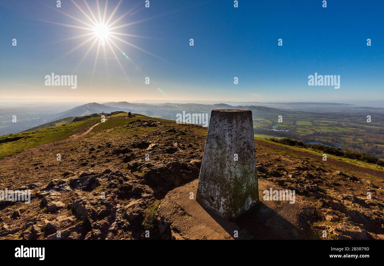 Der Triangulation Point bei Worcestershire Beacon mit Blick nach Süden entlang der Malvern Hills, Worcestershire, England Stockfoto