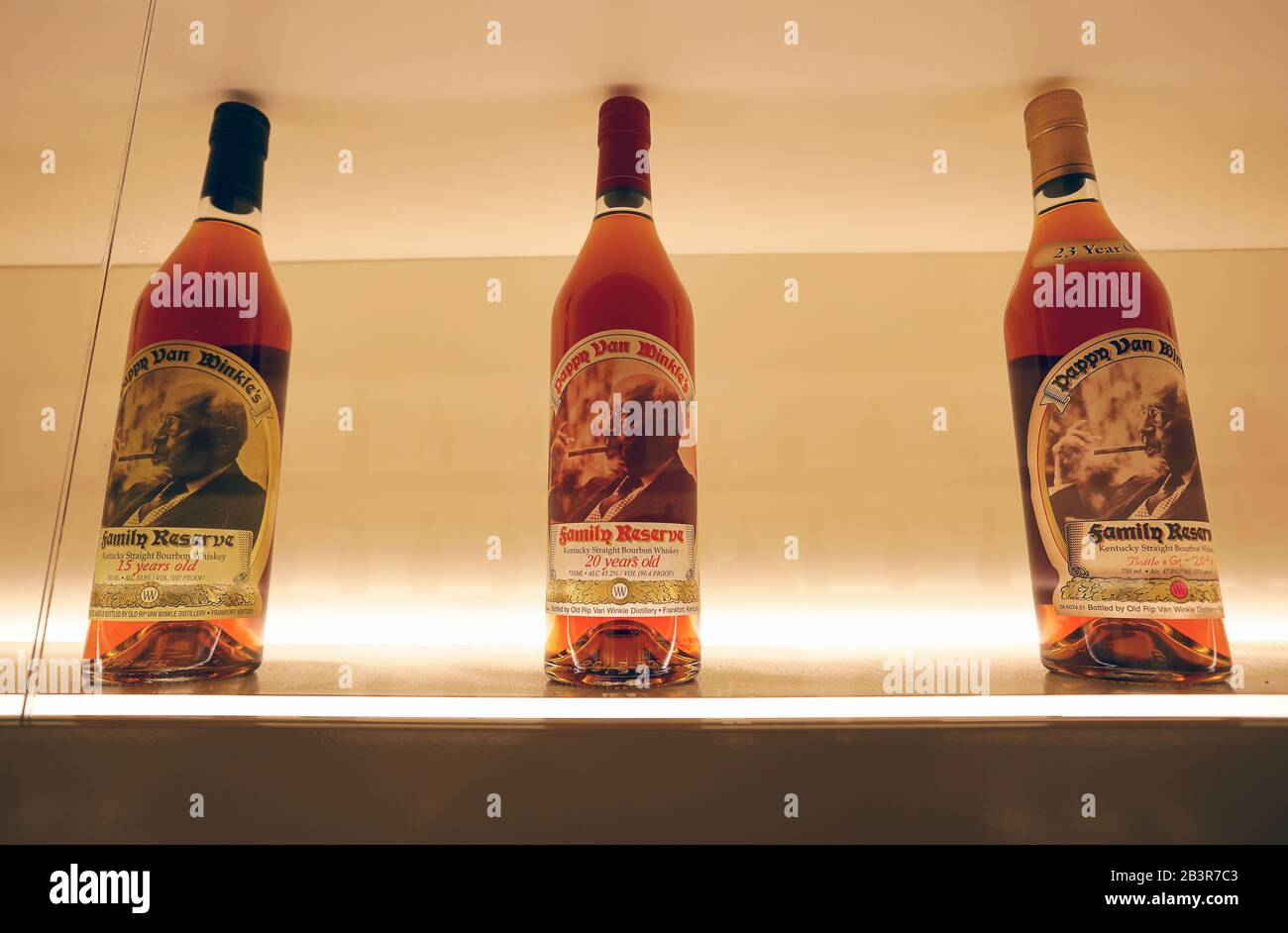 Drei Flaschen Pappy Van Winkle's Family Reserve Bourbon Whiskey eine der besten Whisky-Displays in der Bottle Hall zeigt jede Marke von Bourbon, die derzeit im Bundesstaat Kentucky produziert wird.Frazier History Museum.Louisville.Kentucky.USA Stockfoto