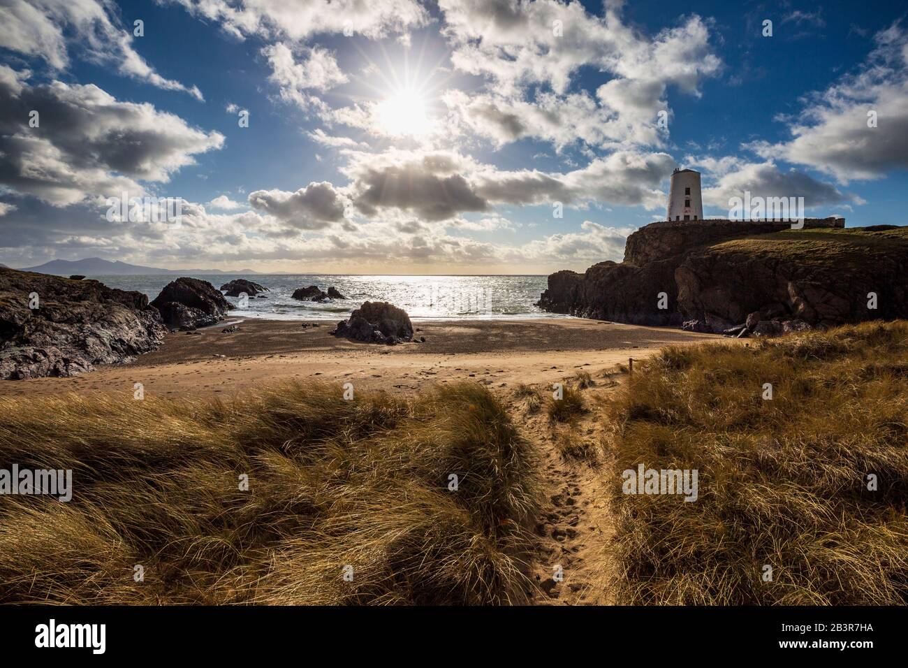 Ein Blick auf Porth Twr Mawr und Twy Mawr Leuchtturm auf Llanddwyn Island, Anglesey, Wales Stockfoto