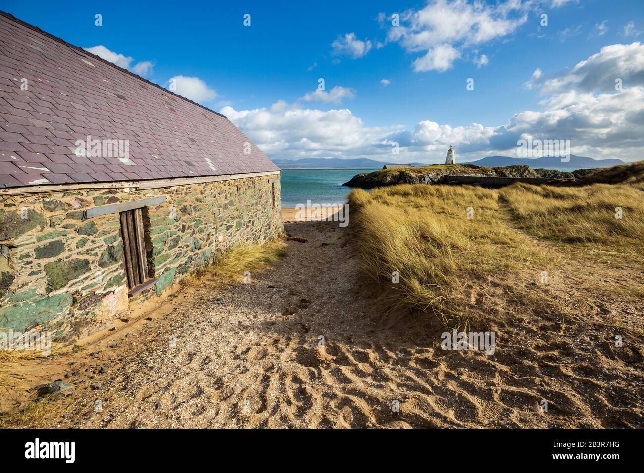 Blick auf den Leuchtturm von Twr Bach vom Lifeboat House auf der Insel Llanddwyn, Anglesey Stockfoto
