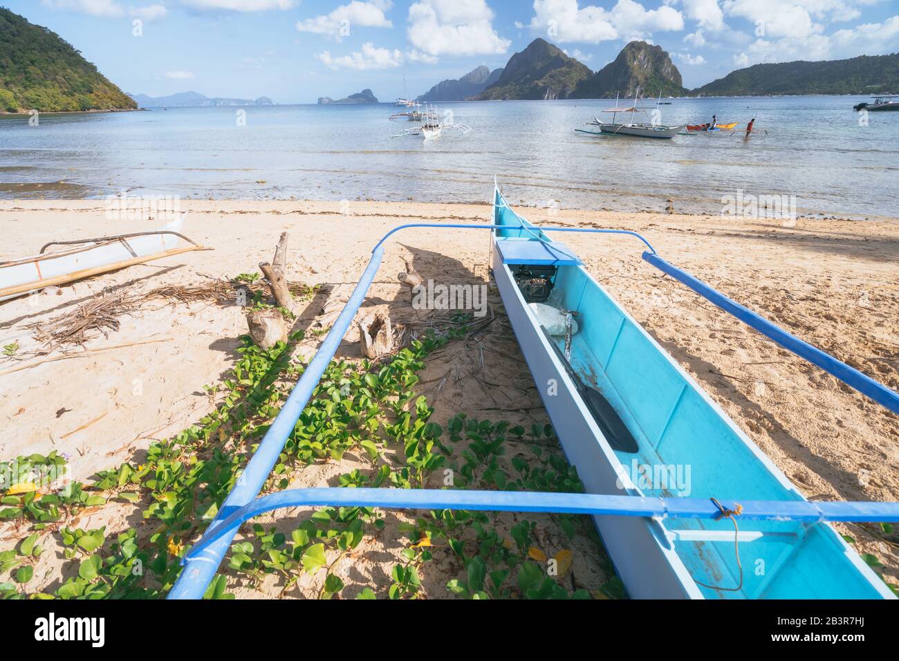 Traditionelles banca-boot am Strand Las Cabanas vor der flachen Lagune der Landschaft in El Nido, Palawan, Philippinen Stockfoto